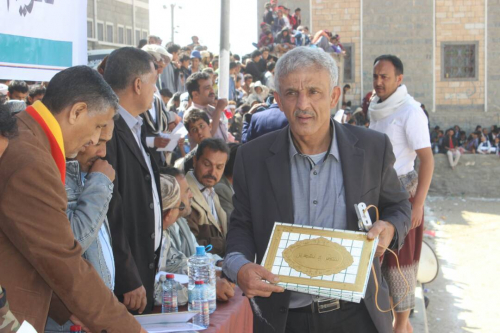 الوزير نايف البكري يعزي بوفاة رئيس نادي صقور يافع 