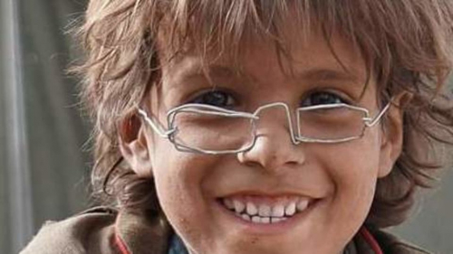 نظارة حديدية لطفل يمني تلهم الآلاف.. إنها كسوة العيد