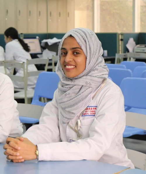 الماجستير بامتياز للطبيبة اليمنية بسمه الحارث في القلب والأوعية الدموية
