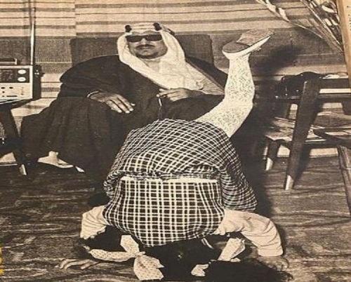 شاهد.. قصة صورة طريفة تجمع الملك سعود بابنته الأميرة نزهة