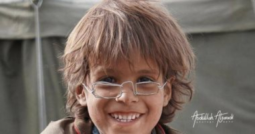شاهد.. الطفل اليمني صانع نظارة الأسلاك المعدنية يظهر على BBC