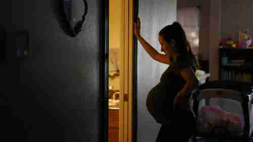 دولة خليجية تلغي عقوبة الحمل خارج إطار الزواج