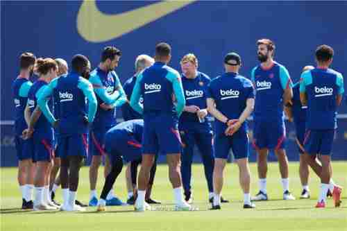 كومان يعلن قائمة برشلونة لمباراة إيبار
