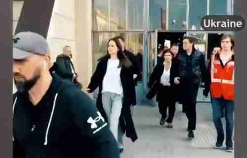 شاهد: ‏هروب أنجلينا جولي لحظة انطلاق صافرات الإنذار خلال زيارة مفاجئة إلى مدينة ‎لفيف الأوكرانية