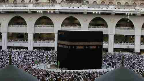 شاهد.. طفل يخطف الأنظار داخل الحرم المكي بصوته العذب (فيديو)