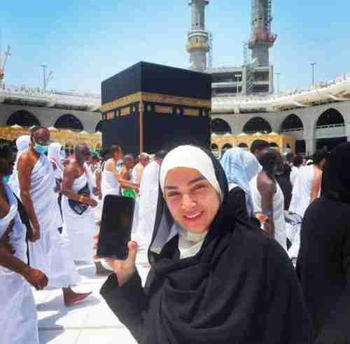 شاهد: ممثلة مصرية تستغل العمرة للترويج عن مسلسلها الجديد أمام الكعبة المشرفة!