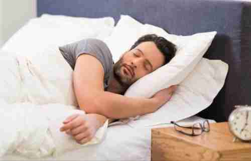 "هيئ جسمك للنوم" لتغفو "أسرع".. إليك الطريقة