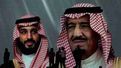 شاهد طريقة الأمير محمد بن سلمان الحميمية في معايدة والده الملك السعودي 