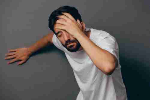 بحذر.. اليك خطوات اسعاف شخص أُصيب بالإغماء