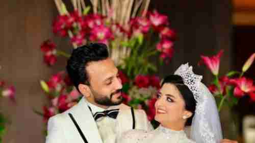 مشهورة مصرية تكشف تفاصيل تعرضها للضرب وطلاقها من زوجها أثناء أدائها العمرة .. لسبب غريب!