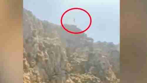 نهاية مأساوية أمام أسرته .. شاهد: رجل يقفز للغطس من أعلى قمة جبل شاهق في إسبانيا