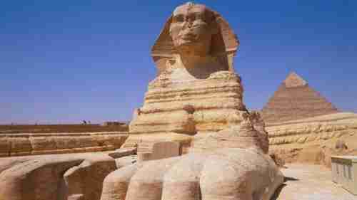 تمثال "أبو الهول" يثير ضجة في مصر بعد انتشار فيديو له "نائما".. وخبير يوضح!