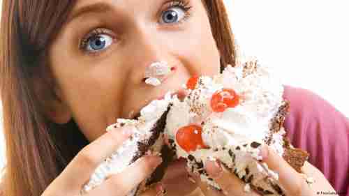 “لن تحرم نفسك من الحلويات”.. 5 طرق سحرية لفقدان الوزن