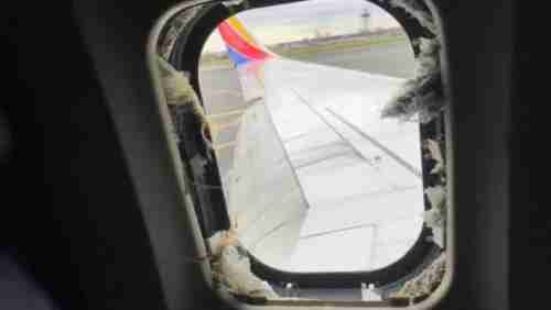 ماذا يحدث إذا انكسرت نافذة الطائرة خلال التحليق؟