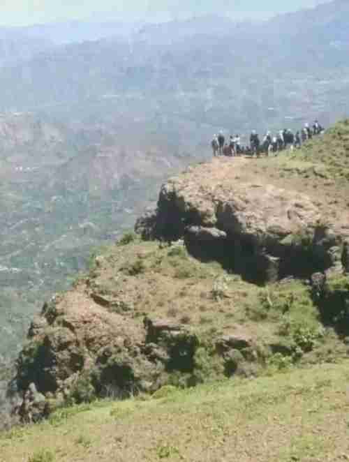 سائق دراجة يدفع حياته ثمنا لمغامرة على سفح جبل 