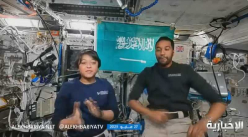 هكذا تصلي رائدة الفضاء السعودية ”ريانة برناوي” في الفضاء مع زميلها علي القرني؟ 