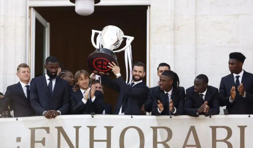 بالصور: ريال مدريد يتسلم كأس الليجا