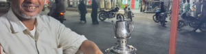 شاب يبدع في تقديم شاهي البخاري الحضرمي في سيئون 