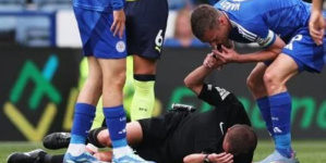 لاعب في الدوري الإنجليزي يوقف المباراة بسبب إصابة الحكم 