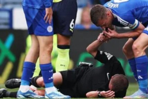 لاعب في الدوري الإنجليزي يوقف المباراة بسبب إصابة الحكم 