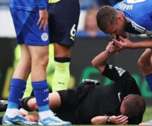 لاعب في الدوري الإنجليزي يوقف المباراة بسبب إصابة الحكم 