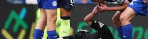 لاعب في الدوري الإنجليزي يوقف المباراة بسبب إصابة الحكم 