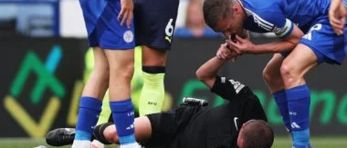 لاعب في الدوري الإنجليزي يوقف المباراة بسبب إصابة الحكم 