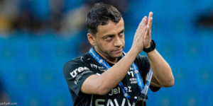 الشلهوب يقود الهلال إلى الفوز من المباراة الأولى 