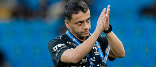 الشلهوب يقود الهلال إلى الفوز من المباراة الأولى 