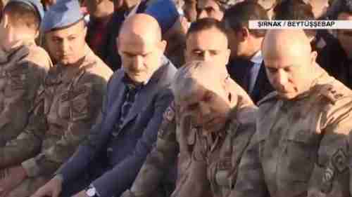 جنود أتراك يؤدون صلاة العيد بطريقة خاطئة بصحبة وزير الداخلية