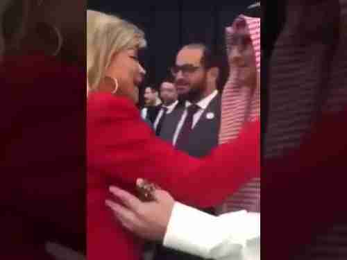 شاهد بالفيديو رد فعل السفير السعودي في لبنان عندما حاولت مي شدياق تقبيله