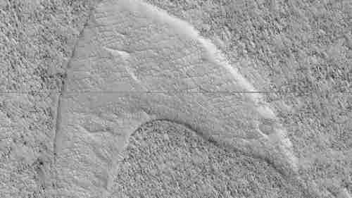 العلماء الأمريكيون اكتشفوا رسما غريبا على سطح المريخ