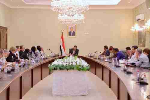 رئيس الوزراء يستقبل في عدن عدداً من الباحثين و المحللين السياسيين الأجانب.