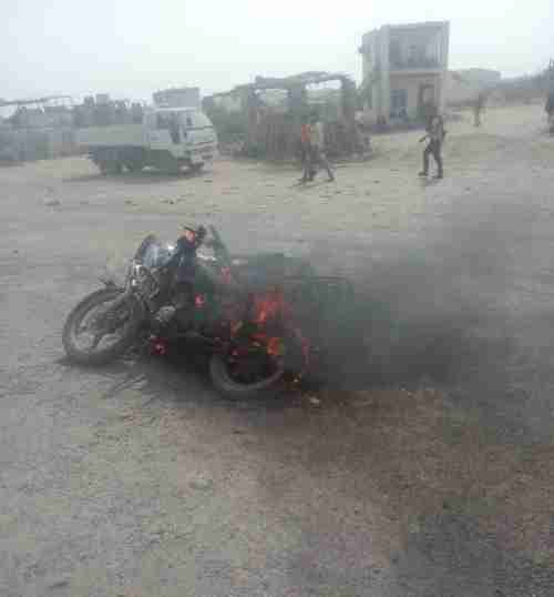 بعد اغتيال القعيطي.. قوات أمنية تحرق دراجات نارية وتحتجز العشرات من سائقيها في دار سعد بعدن