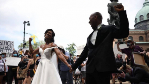 تمازج مشاعر الفرح بالاحتجاج في تظاهرات أمريكا باحتفال عروسين بزفافهما بين المتظاهرين (صور وفيديو)