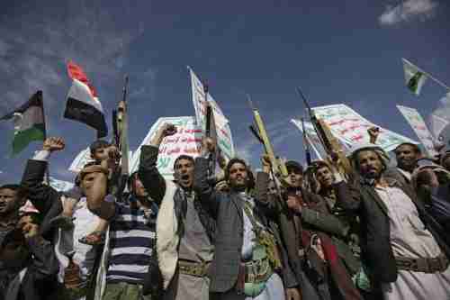 الحوثيون يبعثون رسائل نصية لمقاتلي الجيش ويدعونهم لترك القتال "صورة"