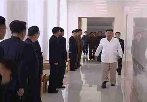 يركعون أمامه.. شاهد: ردة فعل وزراء حكومة كوريا الشمالية بعد ظهور كيم أمامهم