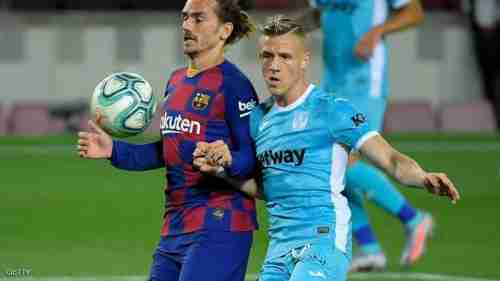مدرب برشلونة يدافع عن غريزمان.. ويثني على فاتي