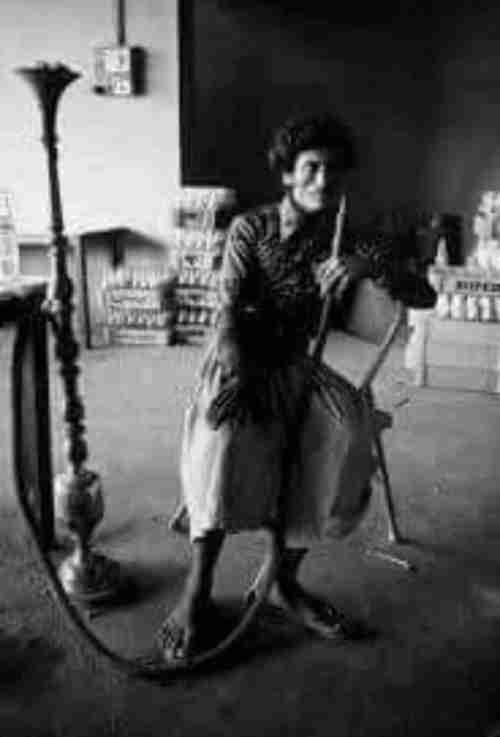 شاهد الصورة النادرة من مذكرات الرئيس علي عبدالله صالح عندما كان يعمل حافيا في مقهى بصنعاء القديمة قبل ثورة 26 سبتمبر 