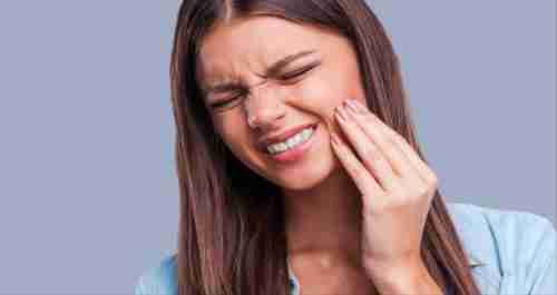 أخطر 6 عادات خاطئة تضر بالأسنان