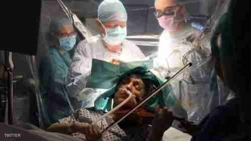 عن شغف الموسيقى.. هذه المريضة تعزف الكمان أثناء الخضوع لجراحة بالمخ