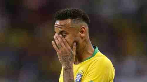 نيمار يظهر متأثرأ بالبكاء عقب فوز البرازيل على بيرو