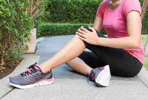 7 من أهم أسباب ألم الركبة إليكِ علاجاتها