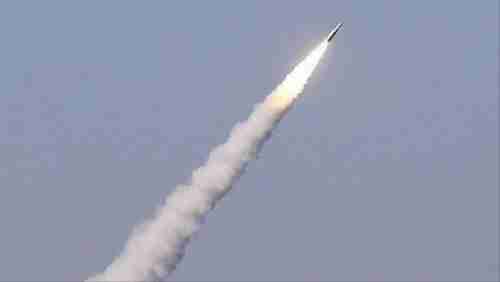 انفجار عنيف وسط اليمن إثر سقوط صاروخ باليستي