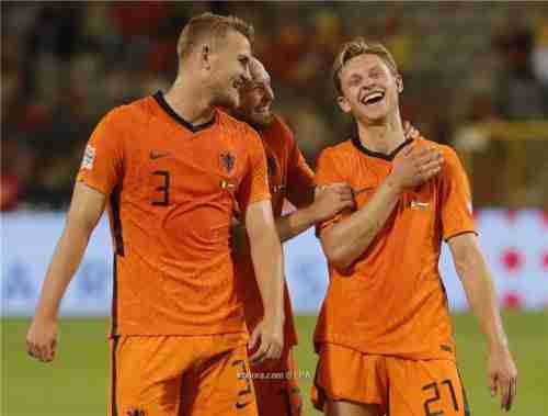 دي يونج: ألعب مع هولندا أفضل من برشلونة