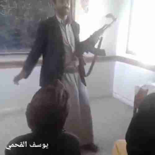 مقطع فيديو مسرب وصادم من داخل مركز صيفي حوثي.. شاهد ماذا طلب القيادي الحوثي من أحد الأطفال ونفذه على الفور أمام الجميع!