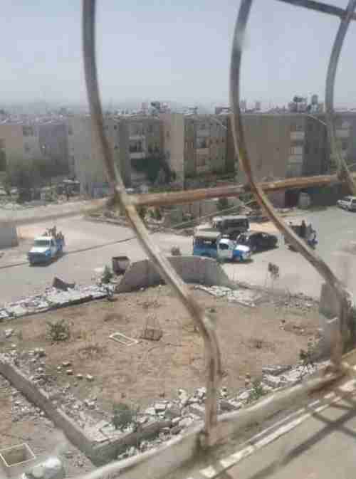 سكان في صنعاء يتحدون قيادي حوثي ويهدمون السور (صورة)