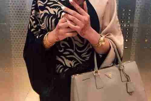 استخرجوا جثة والديها من القبر لتتحول من الفقر إلى مليونيرة خلال ساعات (فيديو)