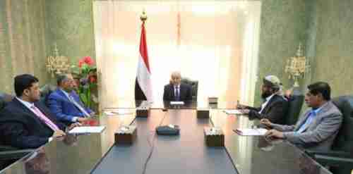 صحيفة إماراتية تكشف أبرز التحديات أمام المجلس الرئاسي اليمني تزامنًا مع استعدادات ضخمة لخوض معركة فاصلة