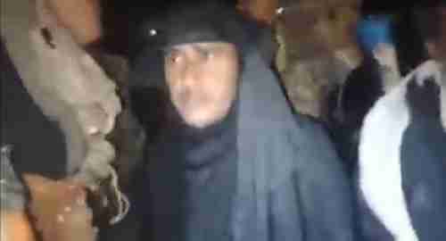 شاهد: لحظة القبض على قيادي حوثي متخفي بالعباءة والنقاب في اليمن